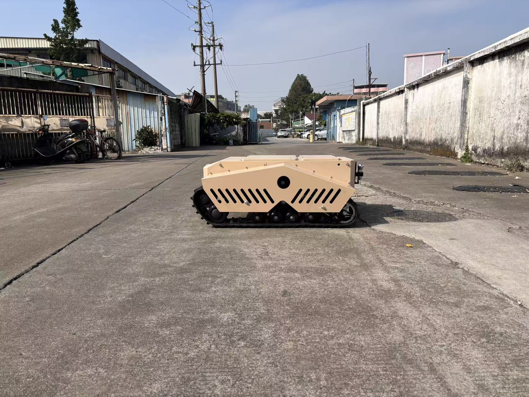 LARGER SIZE TRANSPORTATION ROBOT